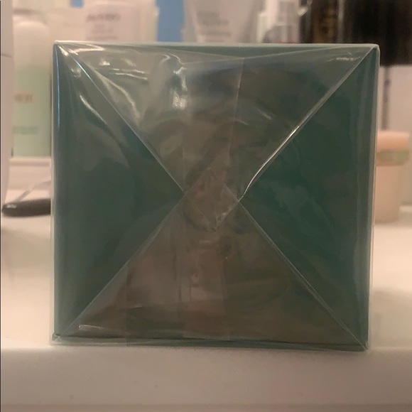 La Mer Moisturizing 2 ounce cream - Picture 3 of 3